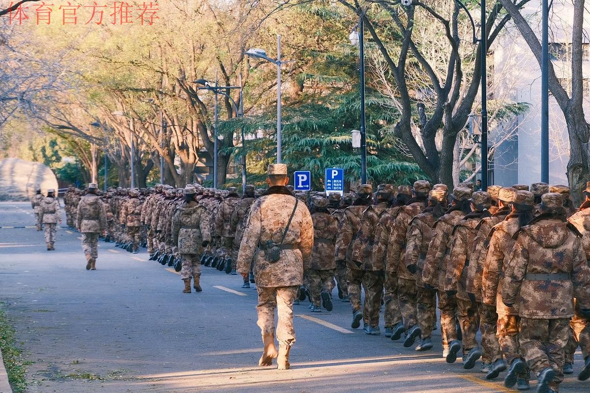 中国射击射箭队军训“雄赳赳气昂昂”